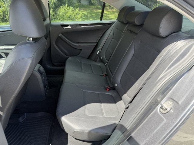 Used 2017 Volkswagen Jetta SEL FWD image 12