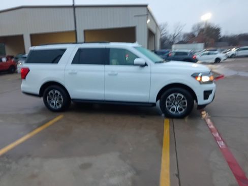 Used 2024 Ford Expedition Max XLT image 7