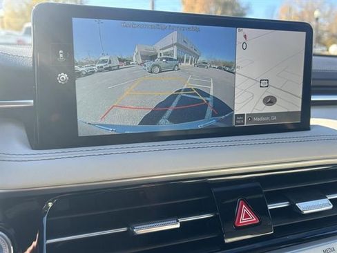 Used 2025 Genesis G70 2.5T image 17