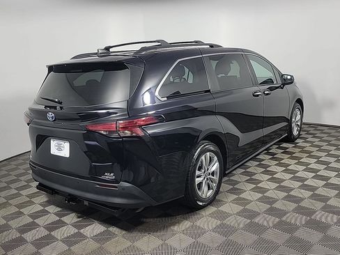 Used 2022 Toyota Sienna XLE image 4