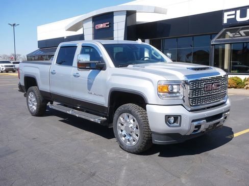 Used 2019 GMC Sierra 2500 Denali w/ Duramax Plus Package AWD/4WD image 2