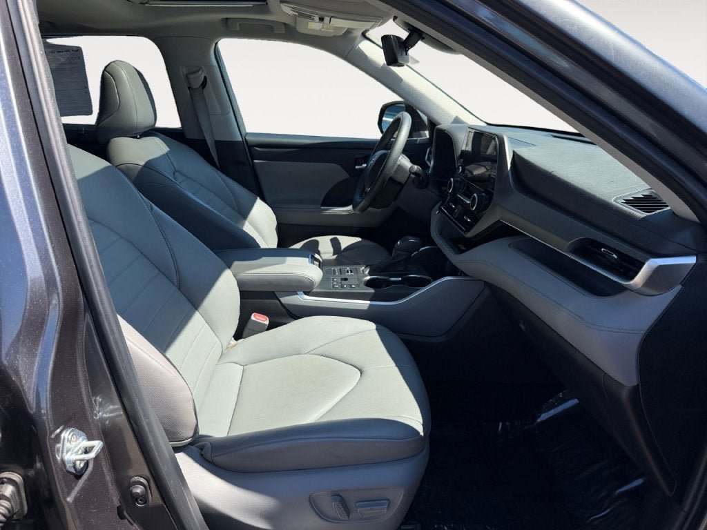 Used 2024 Toyota Highlander XLE AWD/4WD image 24