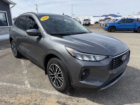 Used 2024 Ford Escape SE w/ Class II Trailer Tow Package image 7