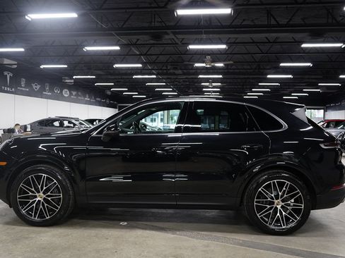 Used 2024 Porsche Cayenne AWD/4WD image 2