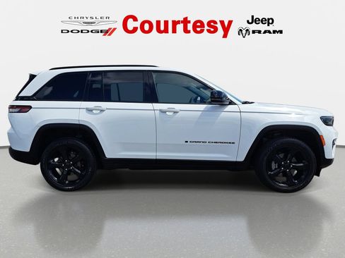 Certified 2024 Jeep Grand Cherokee Altitude AWD/4WD image 3