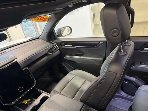 Used 2025 GMC Acadia AT4 image 31