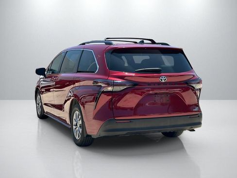 Used 2023 Toyota Sienna LE w/ LE Plus Package FWD image 7