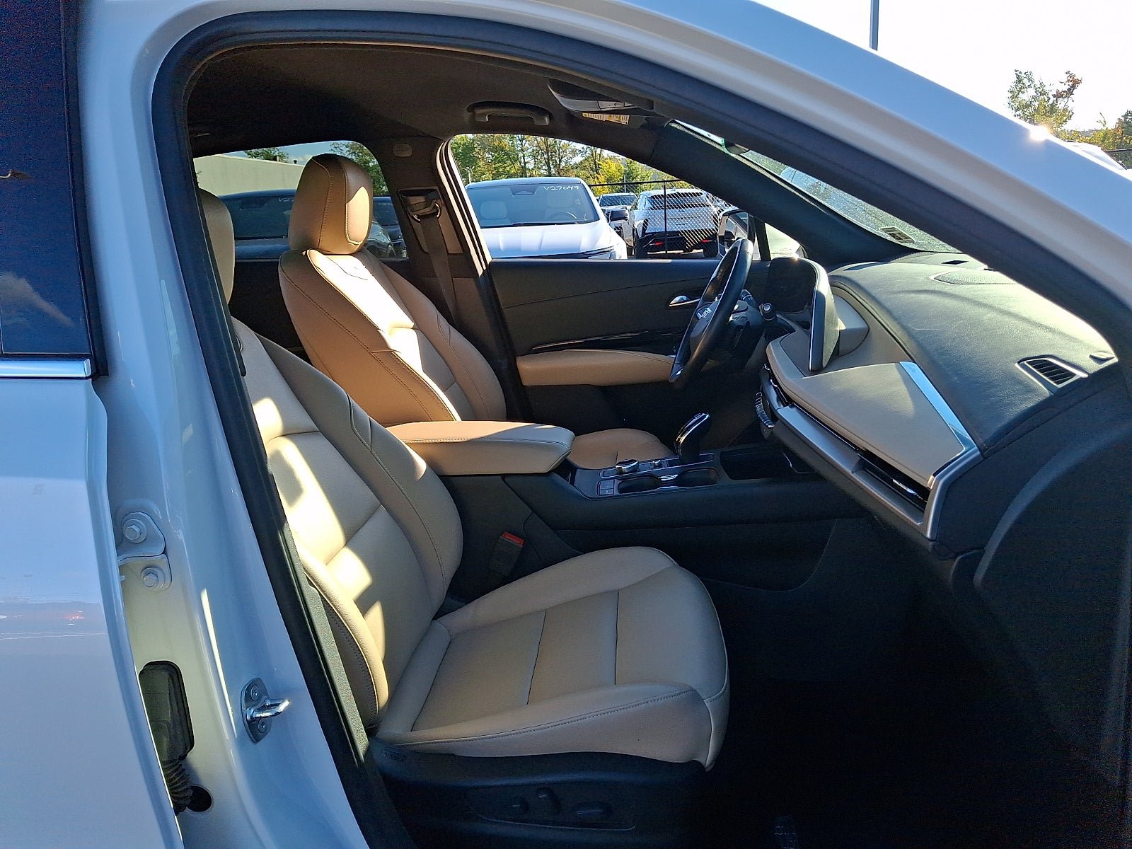 Used 2024 Cadillac XT4 Luxury w/ Cold Weather Package FWD image 17