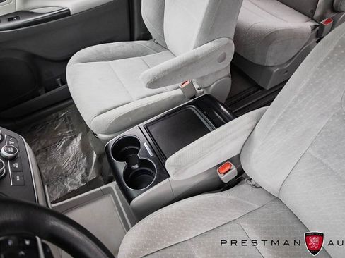 Used 2018 Toyota Sienna LE image 29