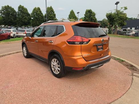 Used 2017 Nissan Rogue SV w/ SV Premium Package AWD/4WD image 3