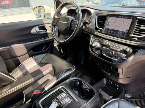 Used 2019 Chrysler Pacifica Limited w/ Advanced Safetytec Group FWD image 38