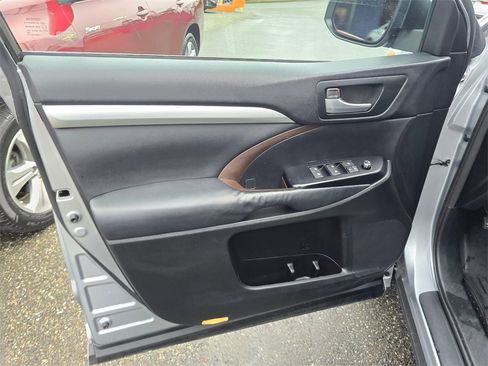 Used 2014 Toyota Highlander XLE image 23