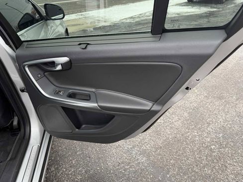 Used 2018 Volvo S60 T5 Inscription image 17