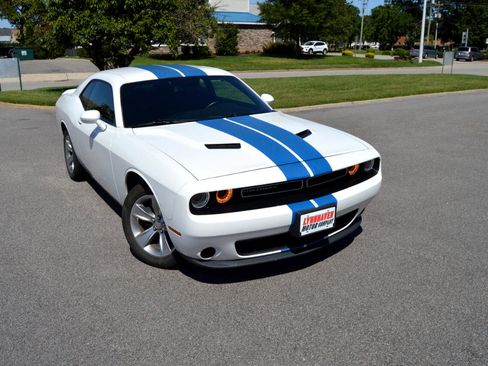 Used 2018 Dodge Challenger SXT image 18