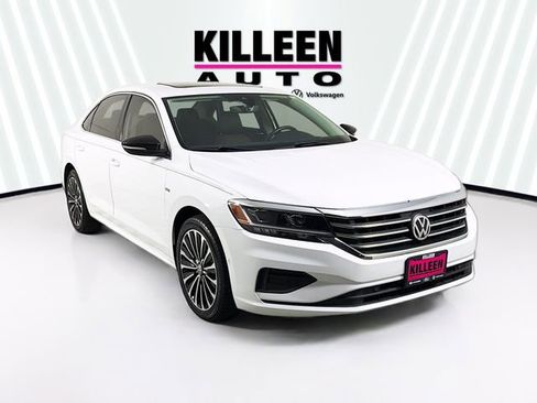 Used 2022 Volkswagen Passat 2.0T image 1