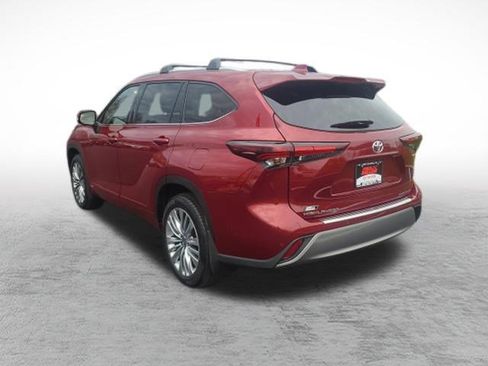 Certified 2025 Toyota Highlander Platinum image 5
