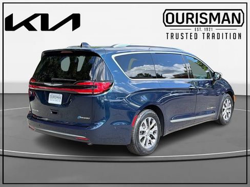 Used 2023 Chrysler Pacifica Pinnacle FWD image 4