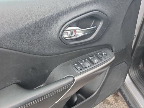 Used 2019 Jeep Cherokee Latitude w/ Cold Weather Group AWD/4WD image 20