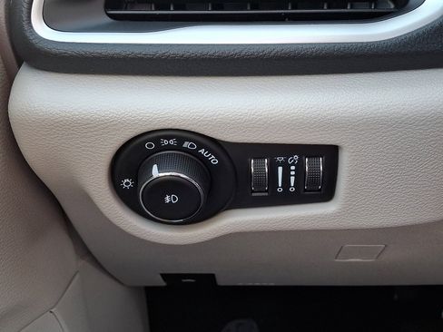 Used 2023 Chrysler Pacifica Touring-L image 23