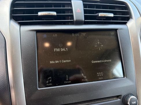 Used 2017 Ford Fusion SE w/ Fusion SE Technology Package FWD image 8
