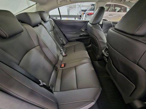 Used 2022 Lexus ES 300h w/ Premium Package image 16