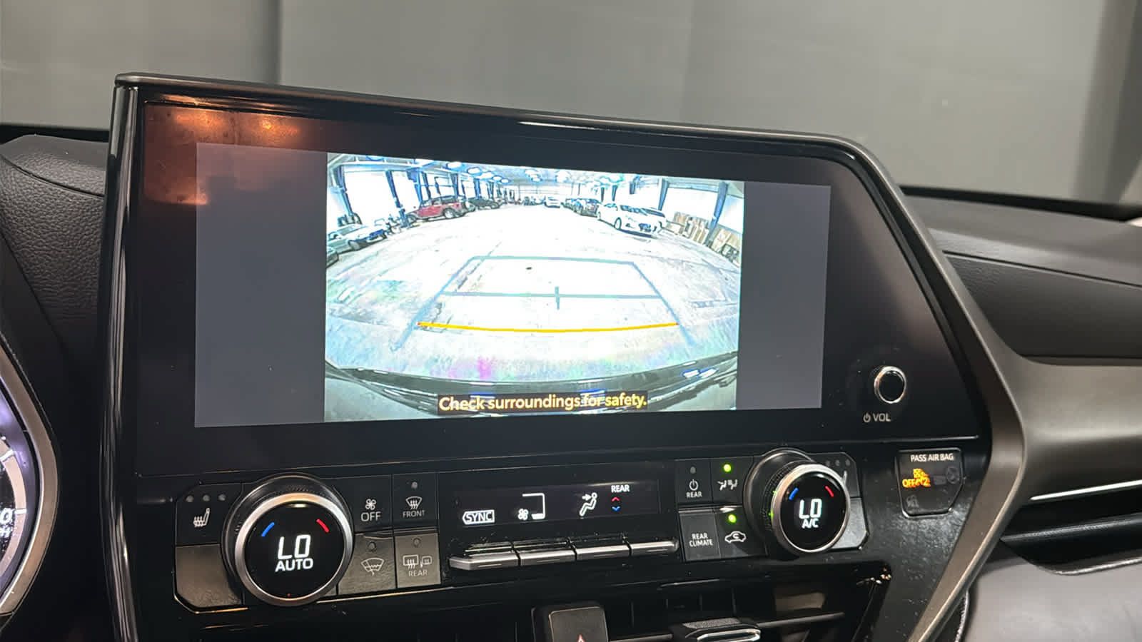 Used 2023 Toyota Highlander XLE AWD/4WD image 16