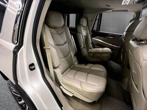 Used 2015 Cadillac Escalade Luxury AWD/4WD image 27