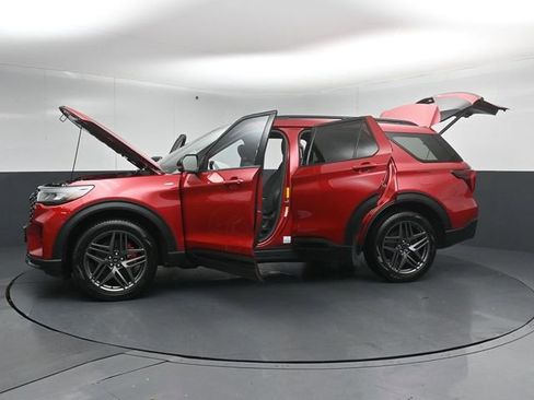 Used 2025 Ford Explorer ST-Line w/ Premium Package image 57