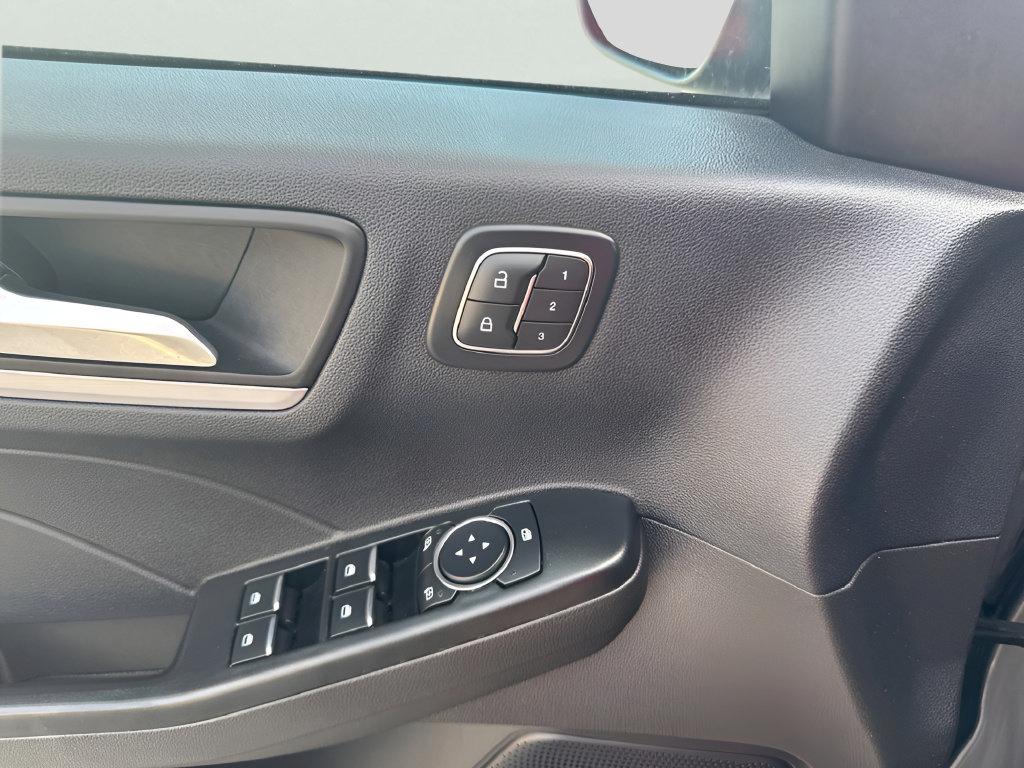 Used 2025 Ford Escape Platinum AWD/4WD image 11