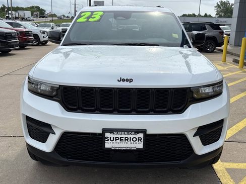 Used 2023 Jeep Grand Cherokee Altitude AWD/4WD image 10