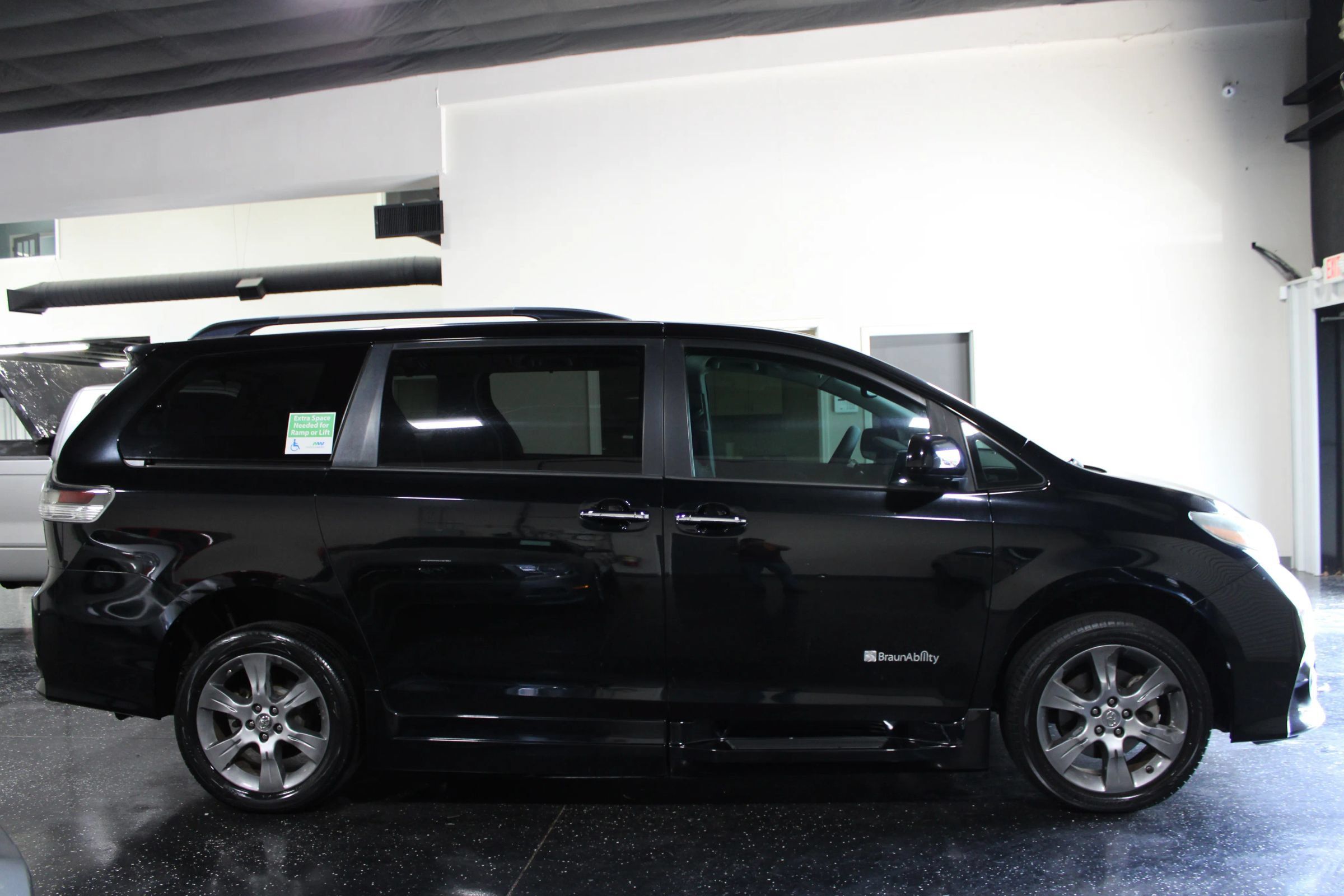 Used 2015 Toyota Sienna SE w/ SE Preferred Package FWD image 3