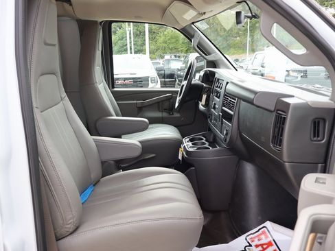 New 2025 GMC Savana 2500 Work Van w/ Enhanced Convenience Package image 29