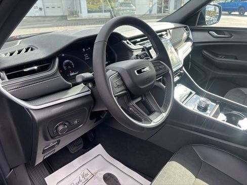 New 2025 Jeep Grand Cherokee Altitude image 8