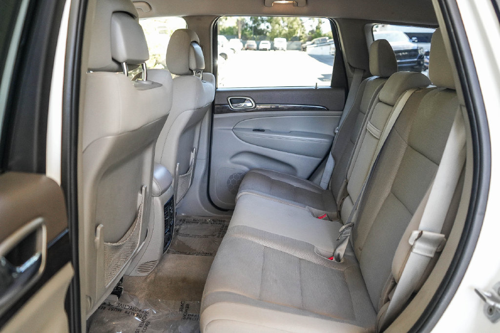 Used 2012 Jeep Grand Cherokee Laredo w/ Laredo E Group AWD/4WD image 18
