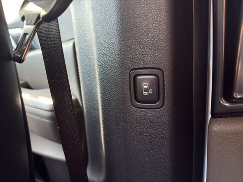 Used 2025 Kia Carnival image 39