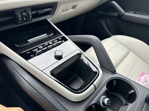 Used 2024 Porsche Cayenne Base image 28