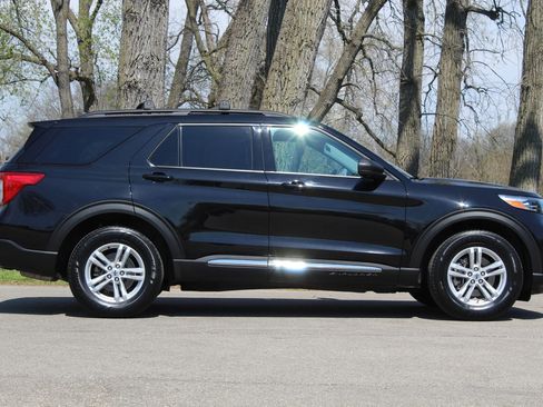 Used 2023 Ford Explorer XLT AWD/4WD image 8