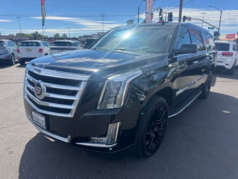 Used 2015 Cadillac Escalade ESV Luxury AWD/4WD image 4