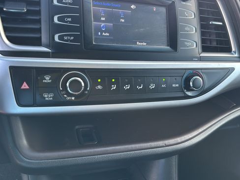 Used 2017 Toyota Highlander LE FWD image 28