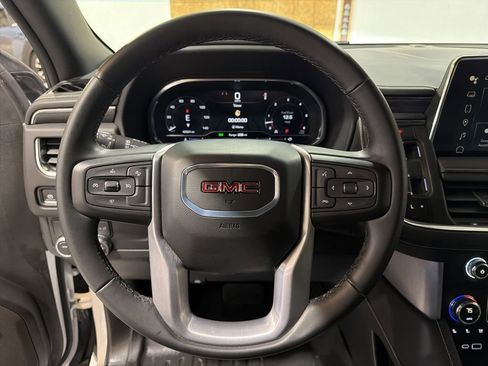 Used 2024 GMC Yukon XL SLT image 11