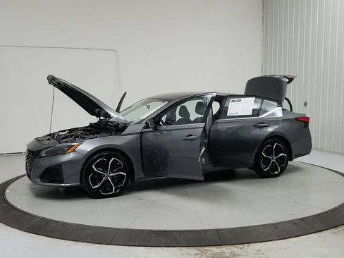 Used 2025 Nissan Altima 2.5 SR FWD image 11