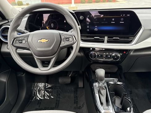 Used 2025 Chevrolet Trax LT image 2