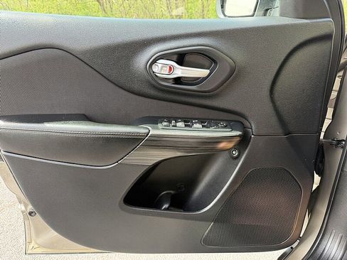 Used 2016 Jeep Cherokee Latitude w/ Cold Weather Group image 22