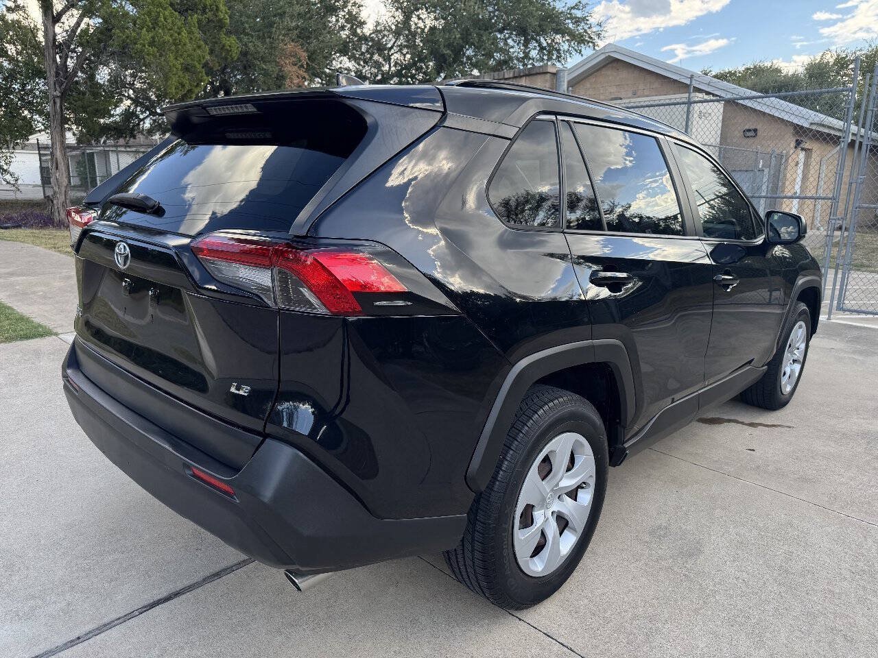 Used 2019 Toyota RAV4 LE FWD image 13