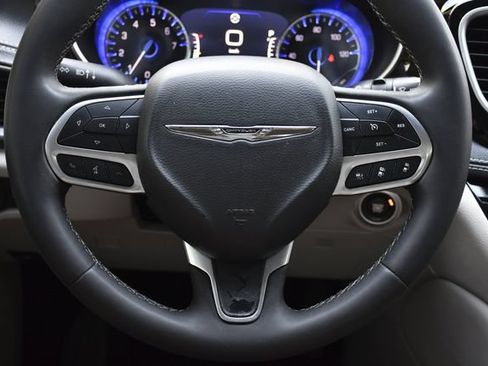 Used 2023 Chrysler Pacifica Limited FWD image 7
