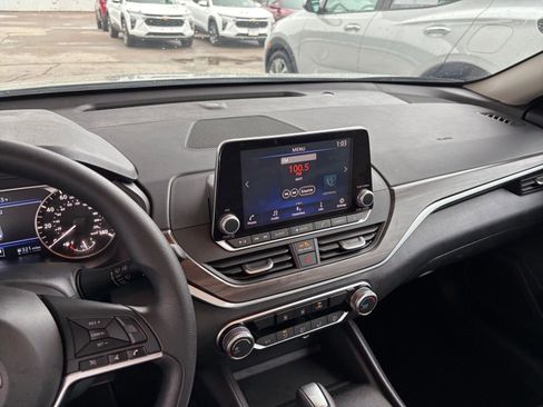 Used 2025 Nissan Altima 2.5 SV FWD image 17