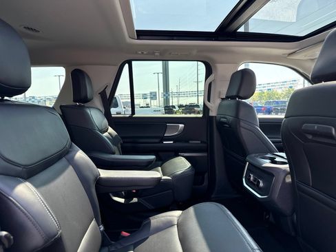 Used 2025 Ford Expedition Platinum AWD/4WD image 17