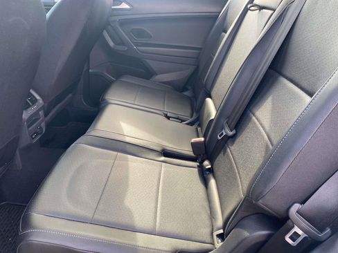 Used 2020 Volkswagen Tiguan SE w/ Panoramic Sunroof Package image 11