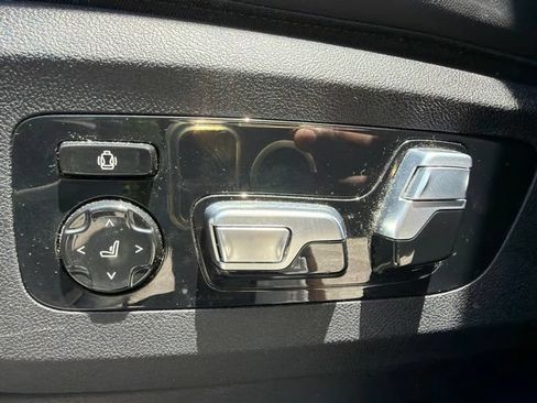 Used 2024 BMW X7 xDrive40i w/ M Sport Package AWD/4WD image 11