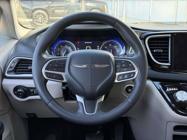 Used 2024 Chrysler Pacifica Touring-L FWD image 16